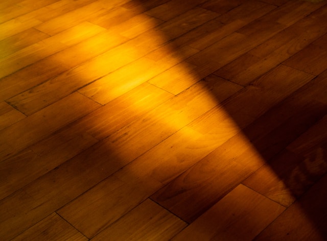 Choosing the Right Hardwood Floor Finish: Oil vs. Water-Based Explained